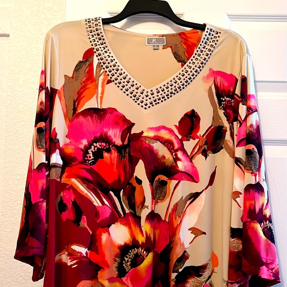 JM Collection Floral and Flirty Top - Picture 1 of 8